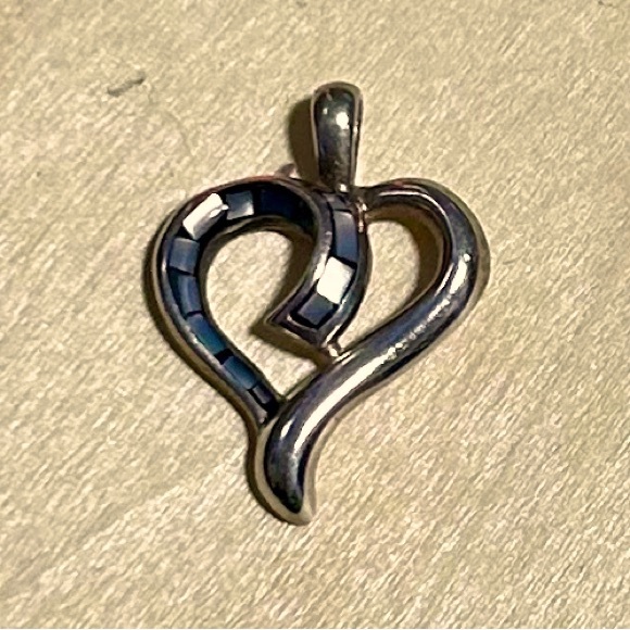 Sterling silver heart pendant inlaid with abalone chips - stamped 925 - Picture 1 of 3